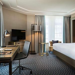 Kamer met een King Size Bed op de Hoek
